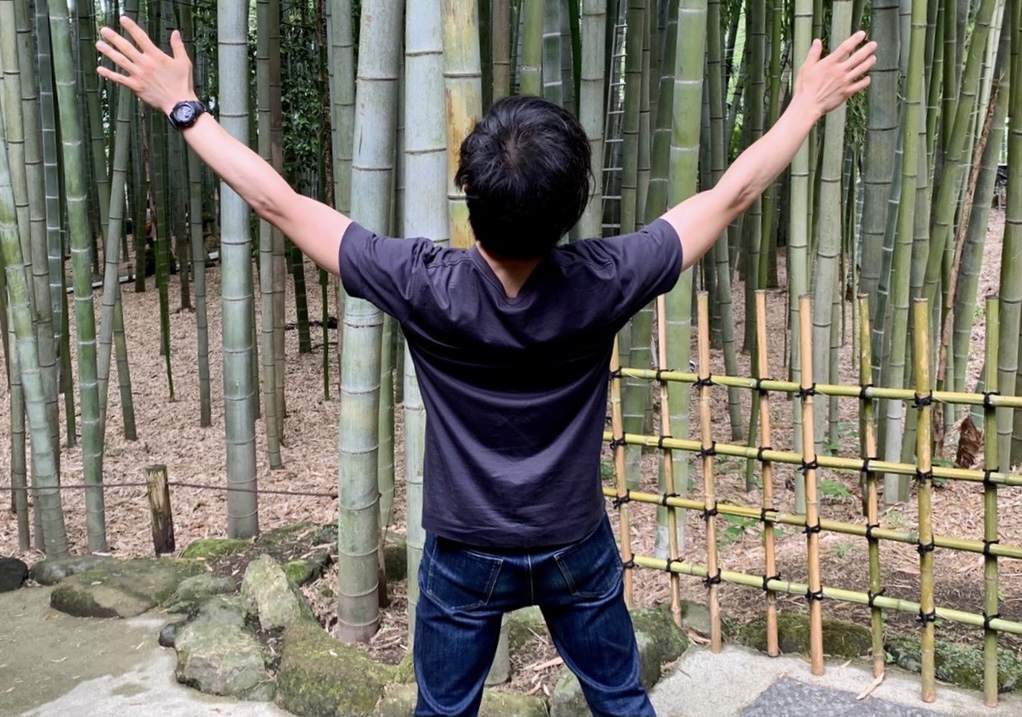 両手をめいいっぱい広げている後ろ姿の写真