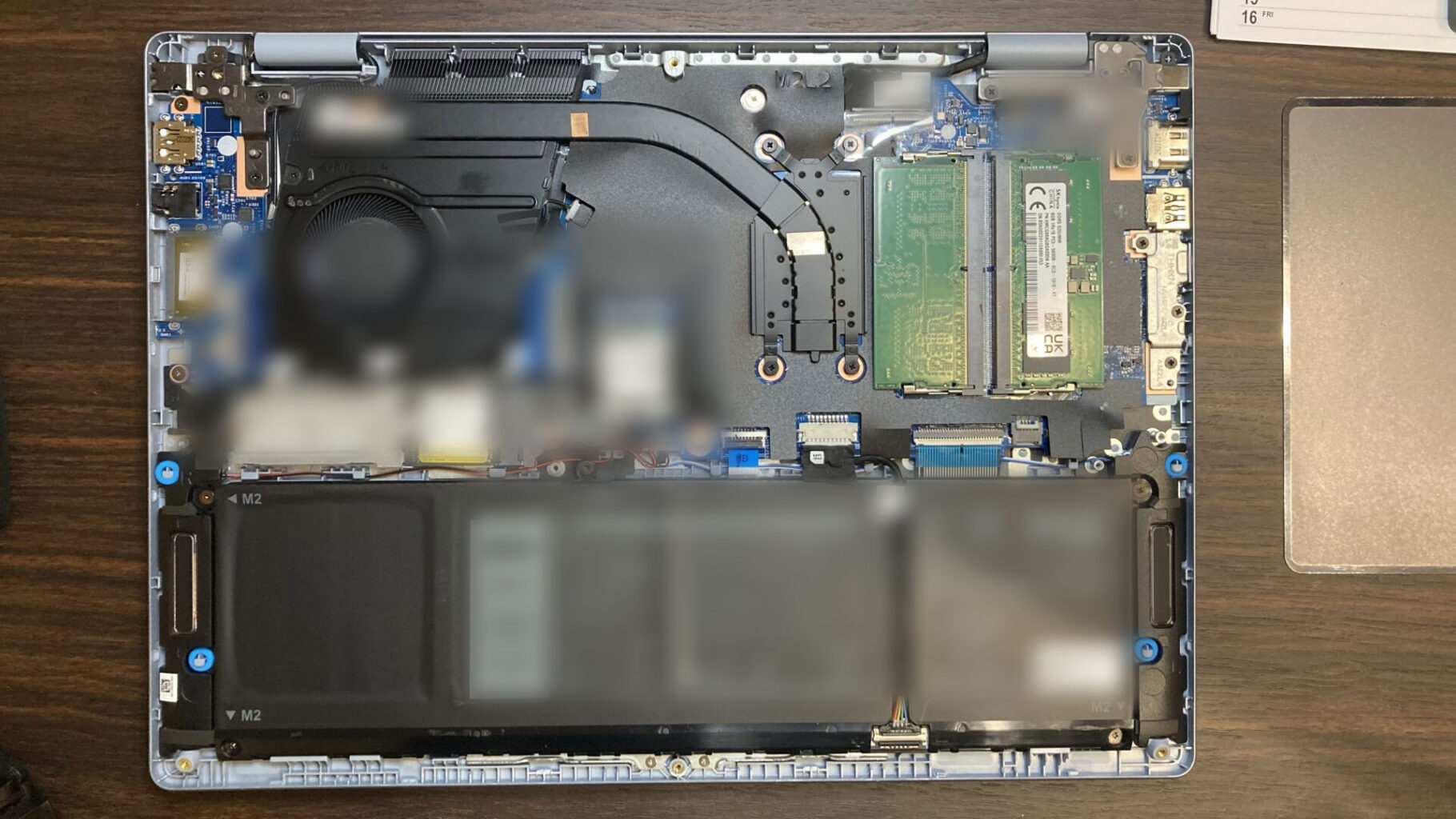 inspiron 5445の本体側（メモリ交換前